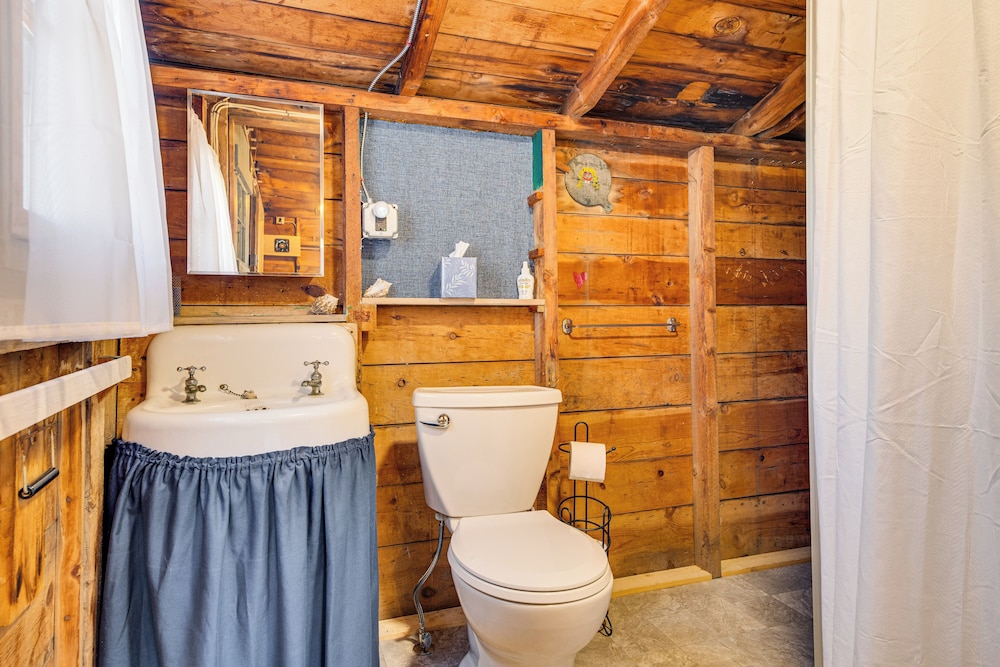 Steps to North Hampton Beach: Cottage w/ Deck!