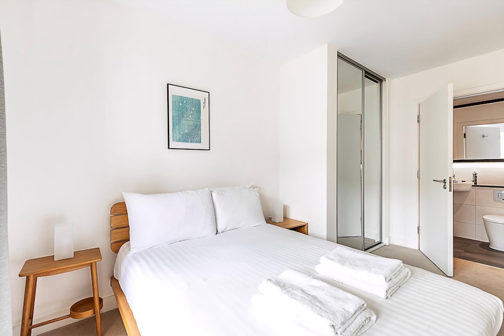 Modern 2-bed Flat With Terraces in Leyton
