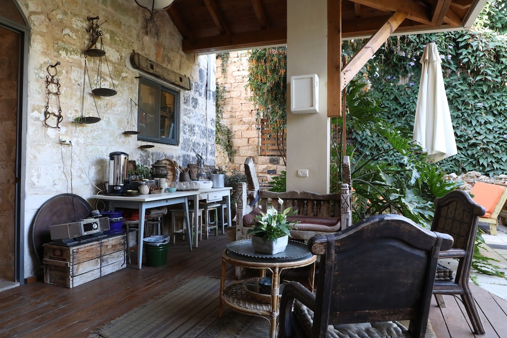 Shulamit Yard