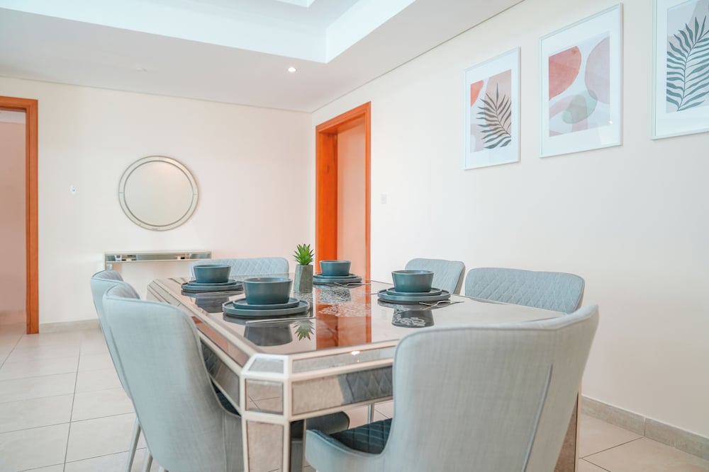 Yogi - Captivating City Retreat In The Heart of JLT — dining