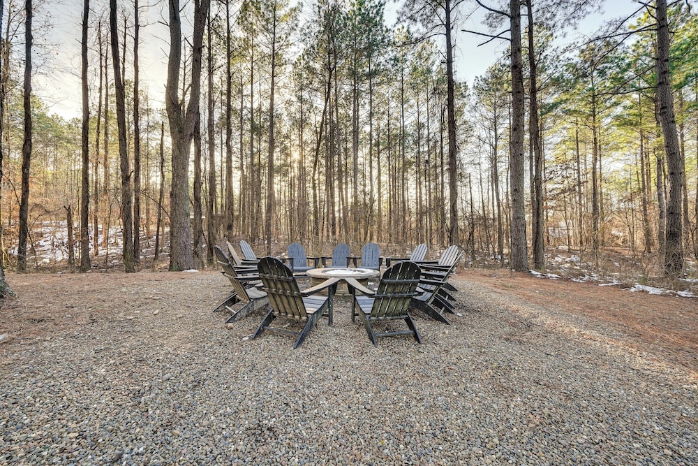 Hot Tub & Game Room: Spacious Cabin in Broken Bow!
