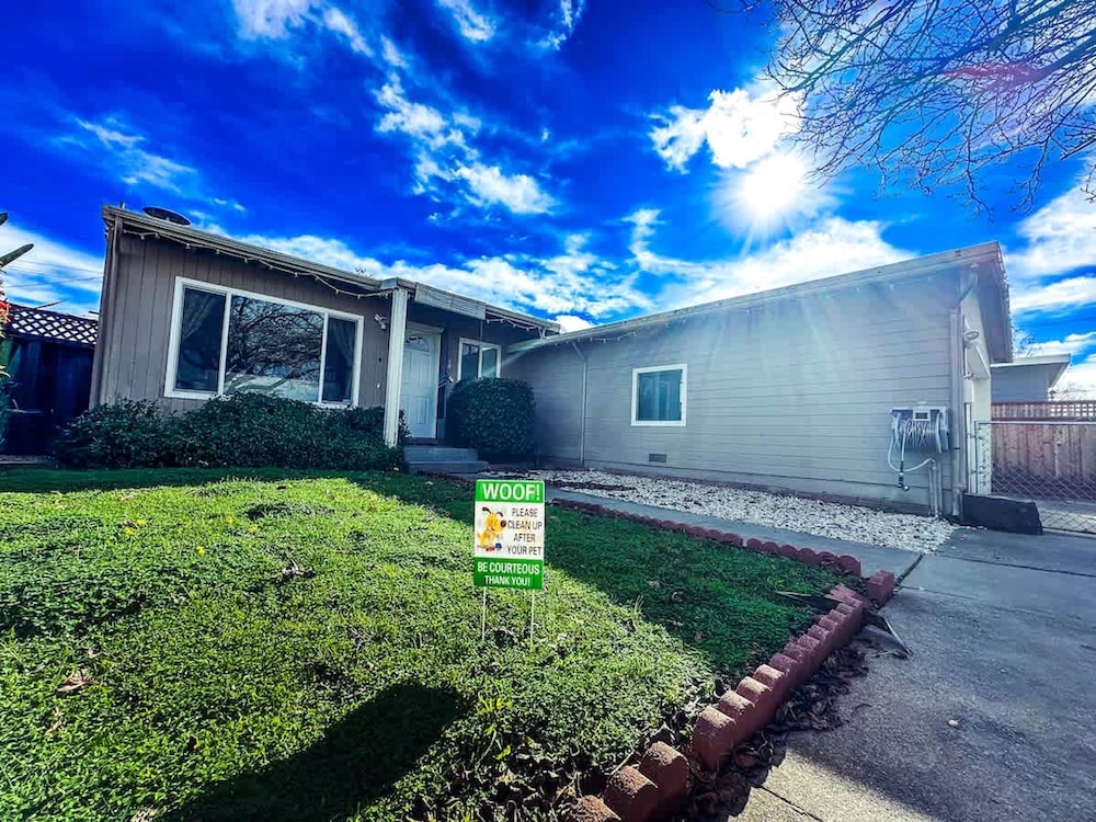 3B Achome Parking Wifi Fully Fenced Yard Jacuzzi