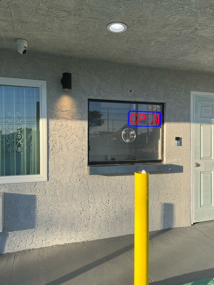 Arlo Motel 4