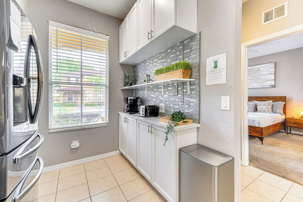 9 Mi to Wdw: Townhouse w/ Balcony in Davenport!