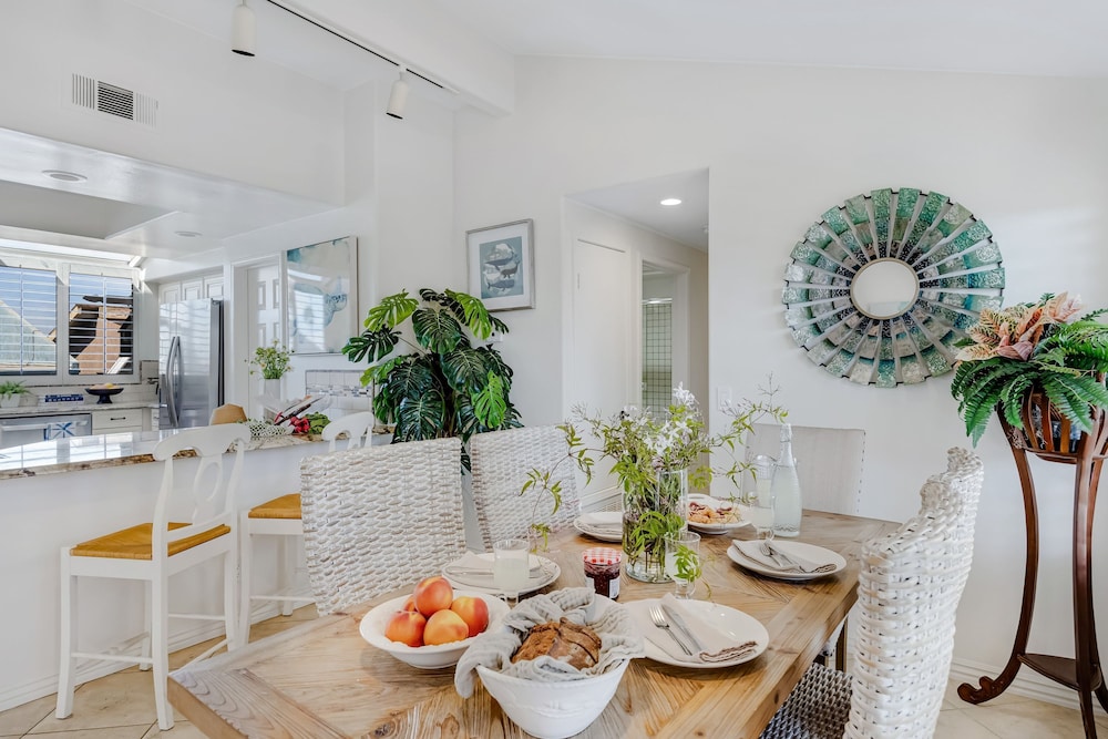 Shoreline Villa by Avantstay Steps to the Beach Bay Pier