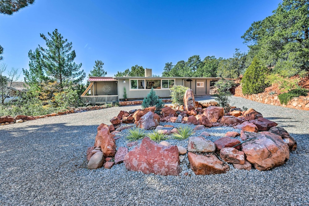 Sedona Stardust Hideaway' w/ Patio & Mtn Views!