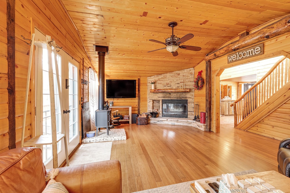 Private Hot Tub & Fire Pit: Pine Cabin Near Hiking