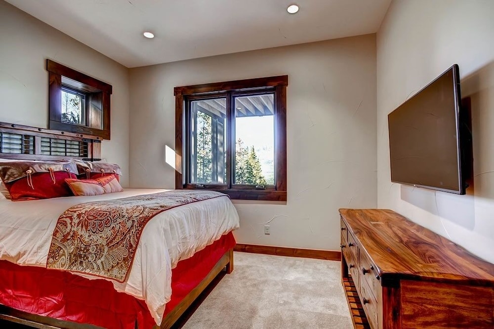Three Sisters Lookout 5 Bedroom Home