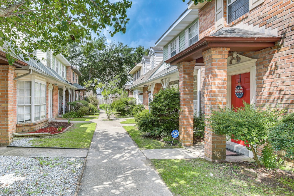 23 Mi to Nola: Cozy & Quaint Destrehan Townhome
