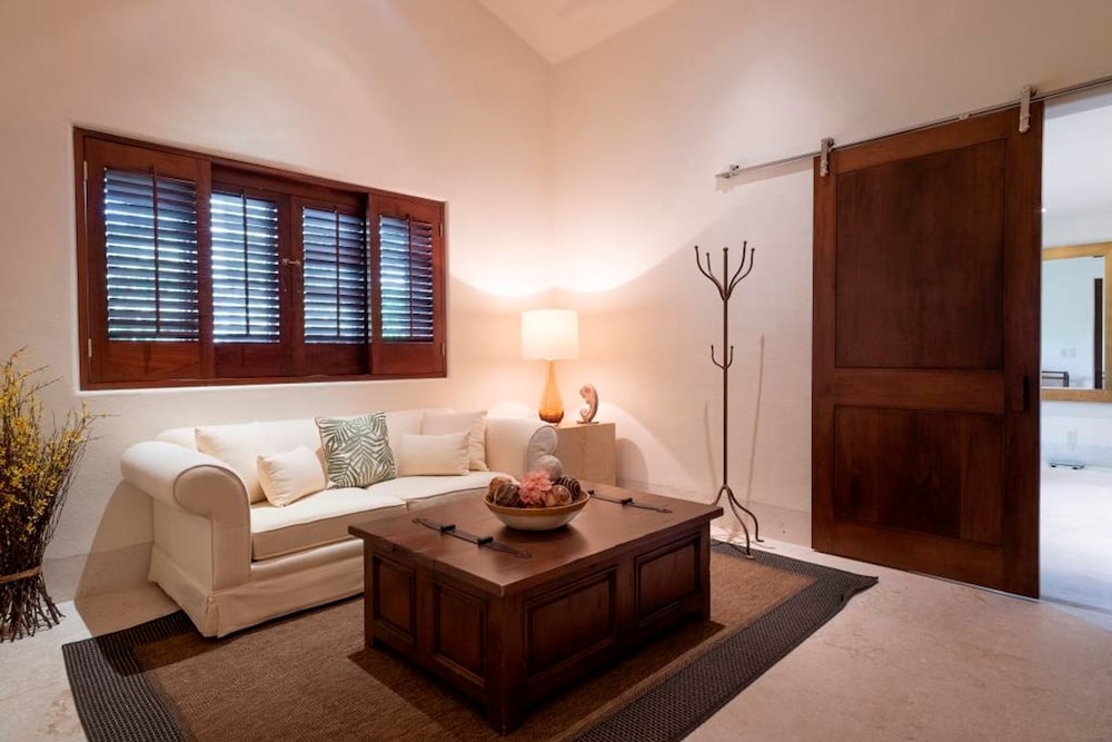 Staffed Ocean View Villa w Four Seasons Amenities