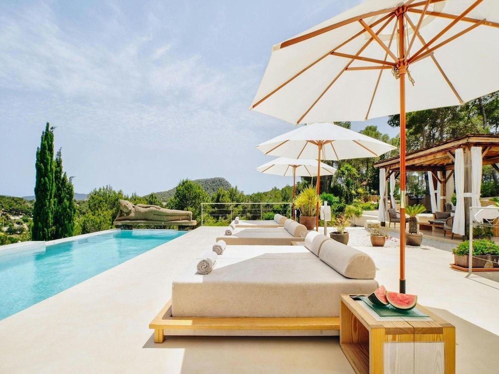 Holiday Home With Stunning Infinity Pool