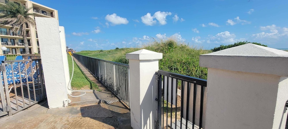 Sleeps 10 Direct Beach Heated Pool 3 Bedroom Apts