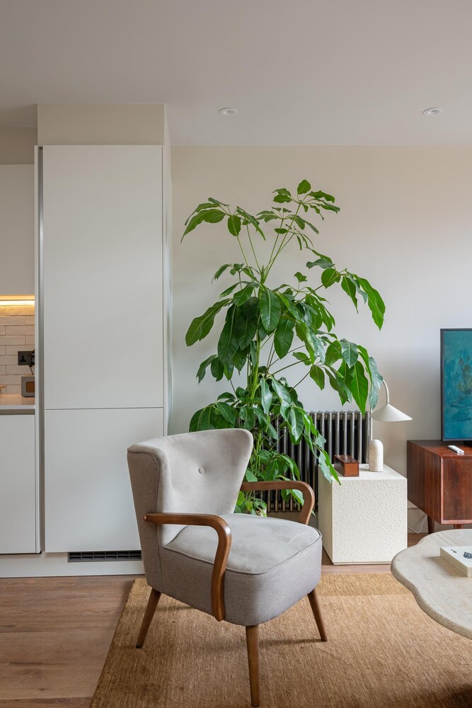 Stylish City Flat With Private Balcony