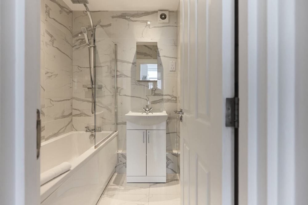 The Streatham Crib - Bright 2bdr Flat