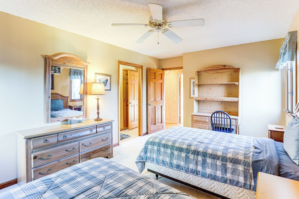 2 Mi to Ski Slopes! Mtn-view Home in Mars Hill