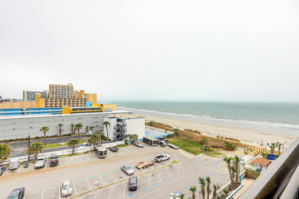 Pools & Spas: Beachfront Studio at Landmark Resort