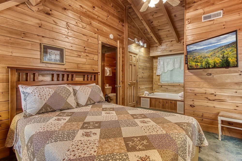 Er2 - Heavenly View Great Location! - Close To Town! 2 Bedroom Cabin by RedAwning view 3