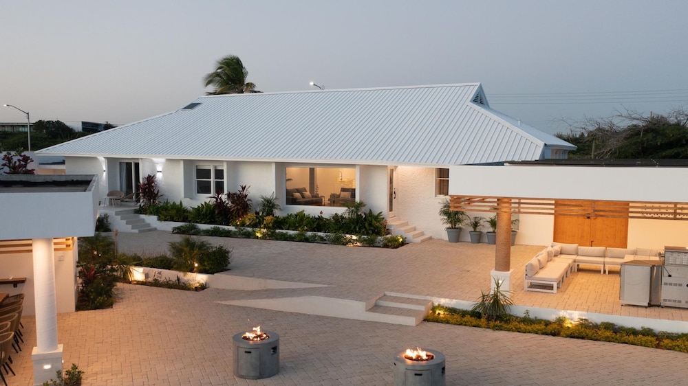 Beachfront Villa w Pool Sleeps 16 Dining Tub