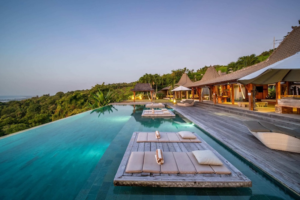 Palatial Wooden Villa, 4br, Lovina view 3