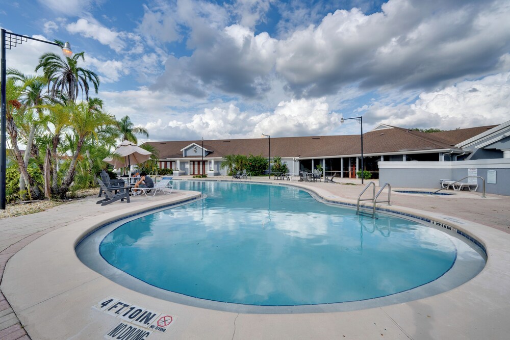 13 Mi to Epcot: Resort Studio w/ Pool Access!