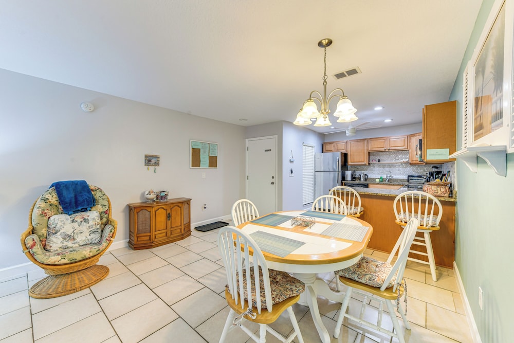 4 Mi to Siesta Key Beach: Condo w/ Pool Access