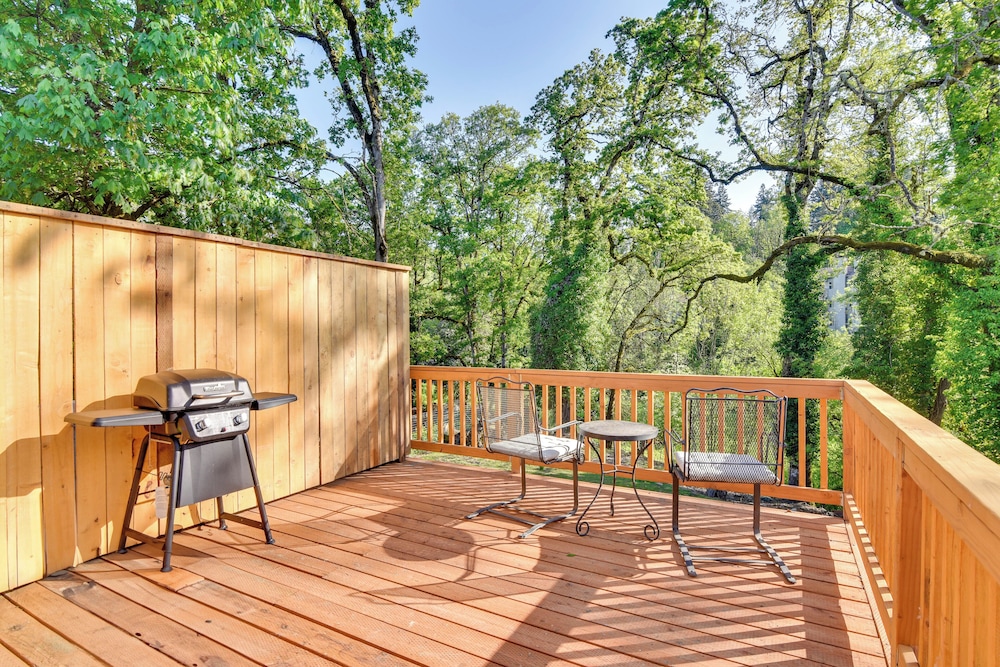 Walk to Dtwn Milwaukie: Family Gem w/ Creek Access