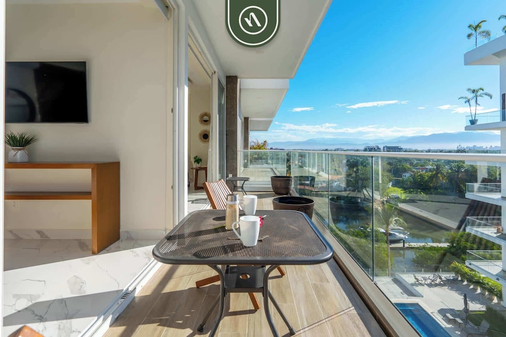 3BR Condo Right Next to the Beach - Pool - Palapa