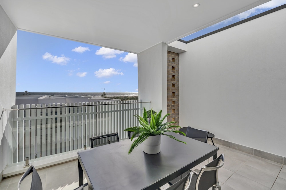 Oceanview Luxury With Dedicated Workspace