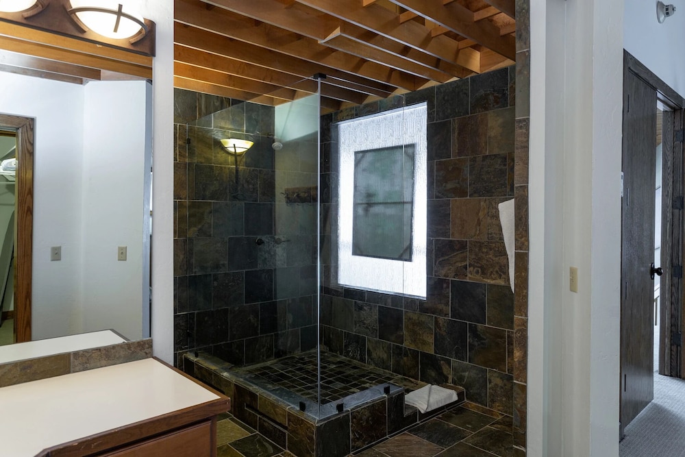 Pinnacle at Deer Valley Resort - Four Bedroom Condo with Hot Tub #1263 4 Condo