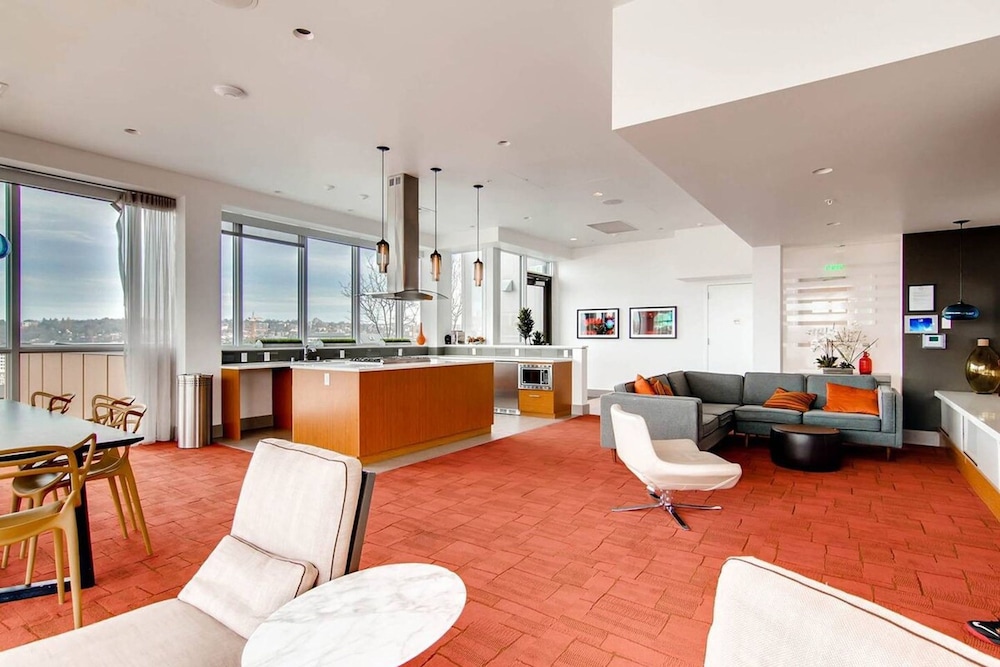 1 Location 2BR Across From Space Needle -vr1