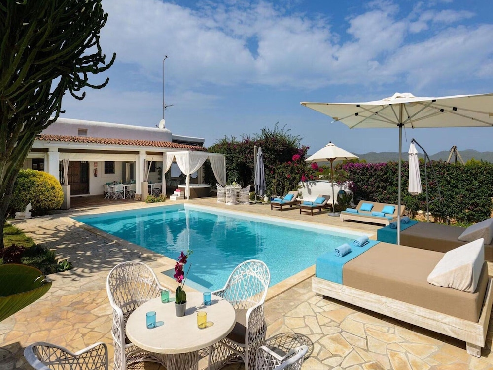 Inviting Villa With Beautiful Outdoor Area