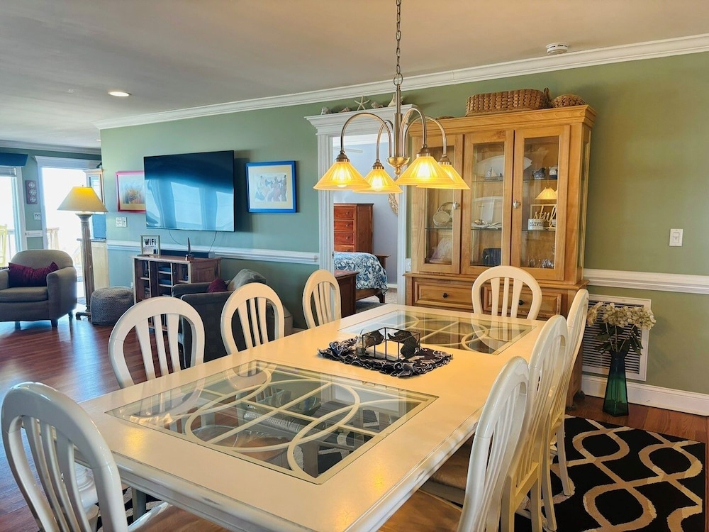 Clamelot 4 Bedroom Home by RedAwning
