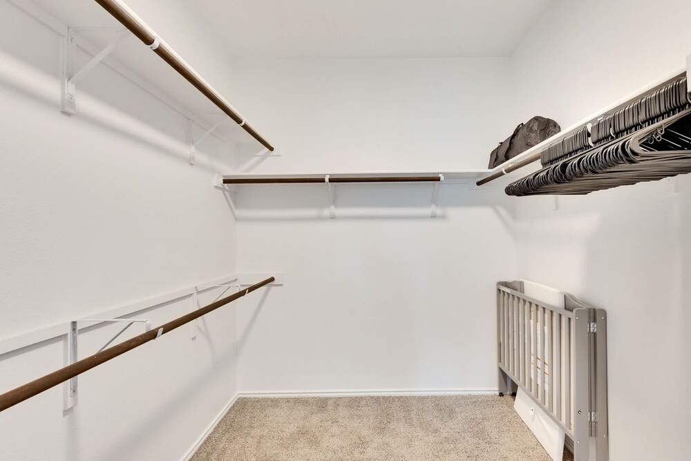 Luxury 4BR 2 5BA Home EV Charger Pool Access