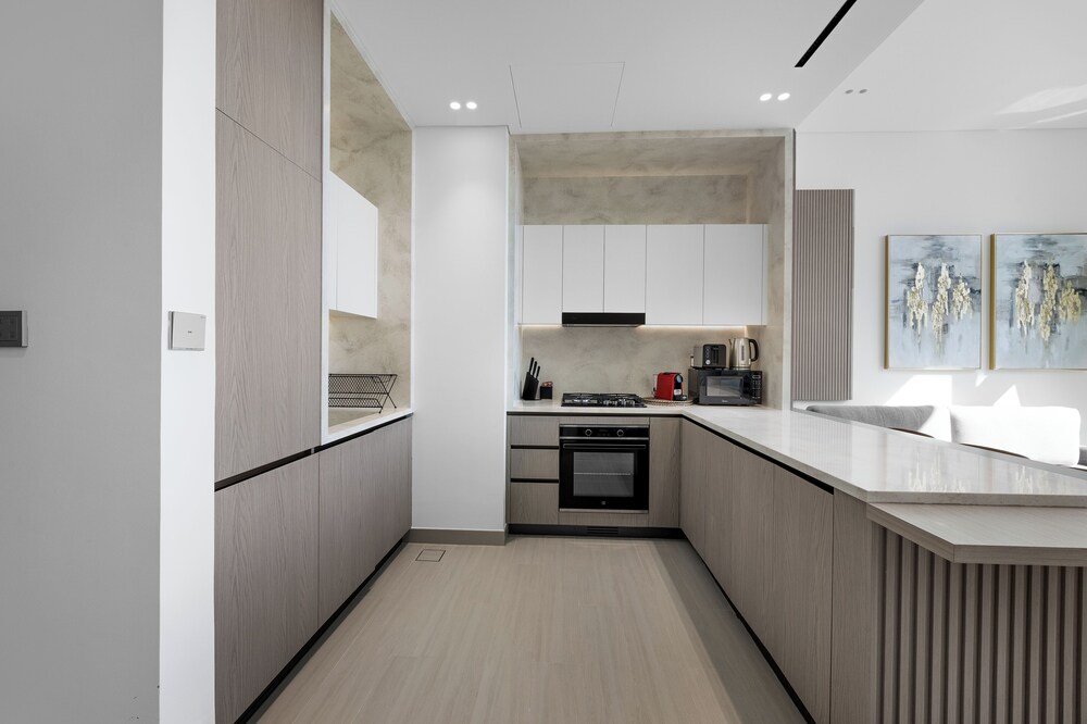 Chic 1BR Retreat with Pool & Balcony JVC