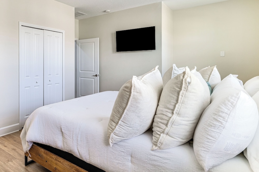 Disney Area Hub: Heated Pool & Resort-style Perks