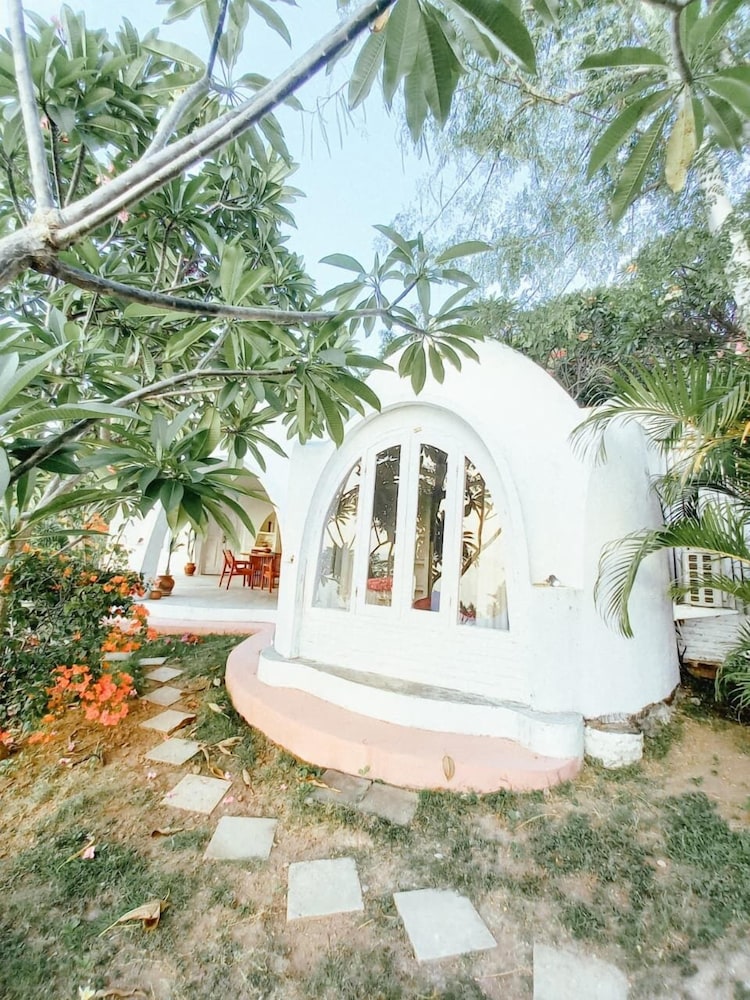 Mentigibay Dome Villa Lombok