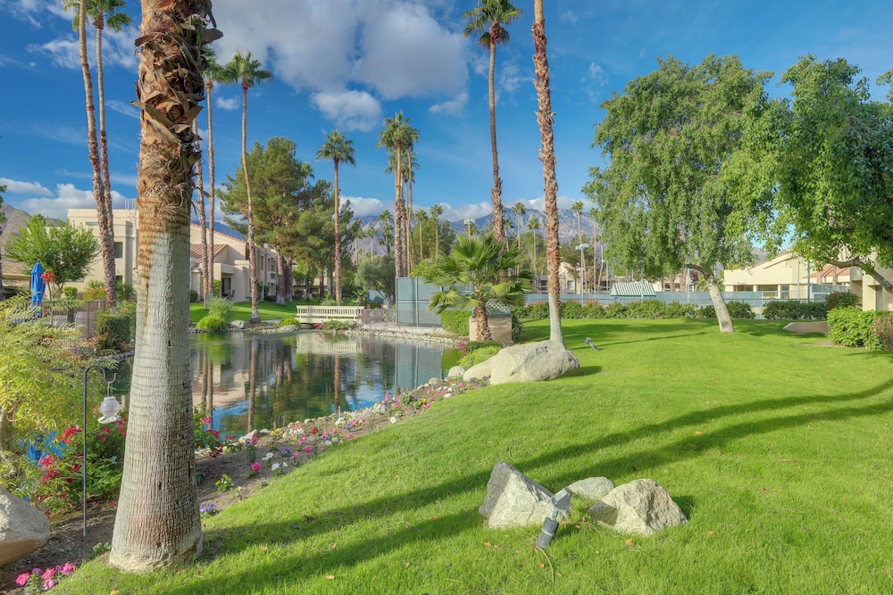Golf, Hike & Relax: Cathedral City Condo