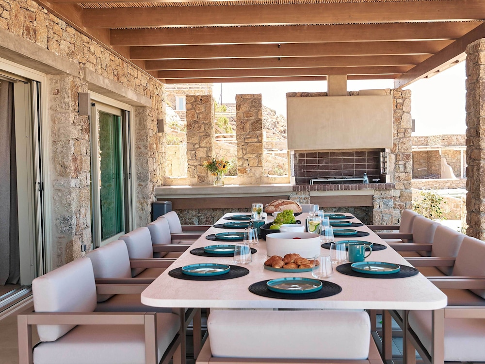 Kounoupas Complex by Mykonos Rocks