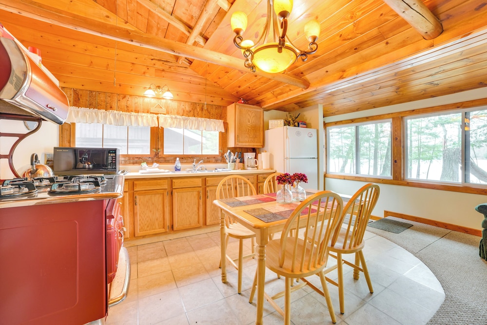 Steps to Lakefront: Dog-friendly Cabin in Levering