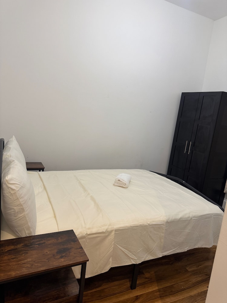 2 Bed Flat - Sleeps 4 - Parking - Wifi