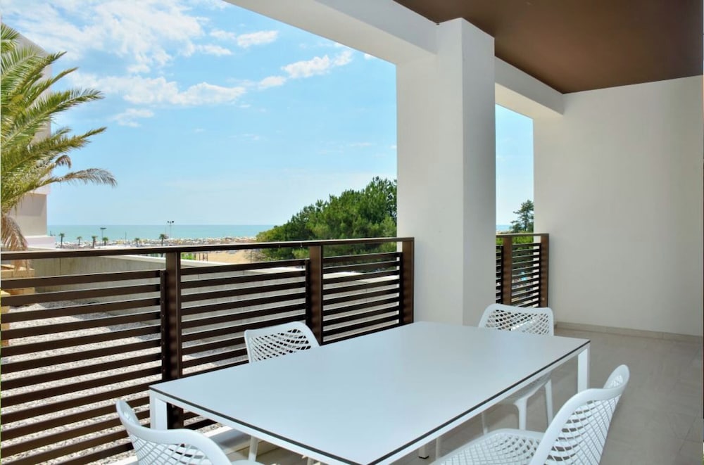 Charming Apartment With Terrace by the sea