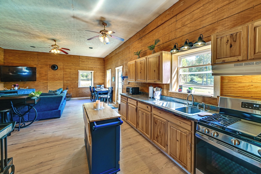 Ohio Hunters Cabin w/ Pond Access: Pets Welcome!