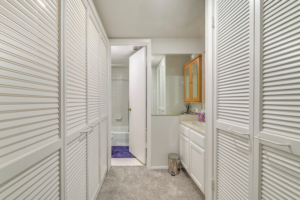 12 Mi to Downtown Dallas: Irving Condo w/ Balcony