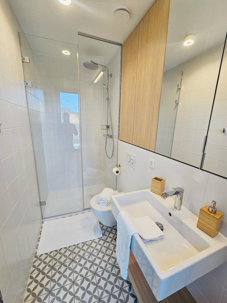 Spacious 3 bedroom large terrace&parking