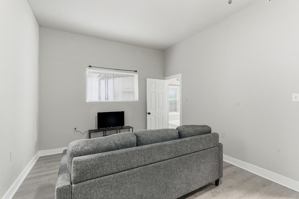 Bright 2BR Duplex Mins to Downtown San Antonio