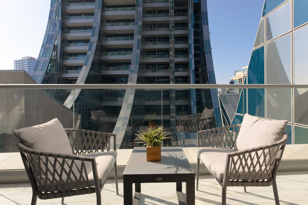 SIMPLY COMFORT Urban Chic Suites in J One Tower City & Canal Views