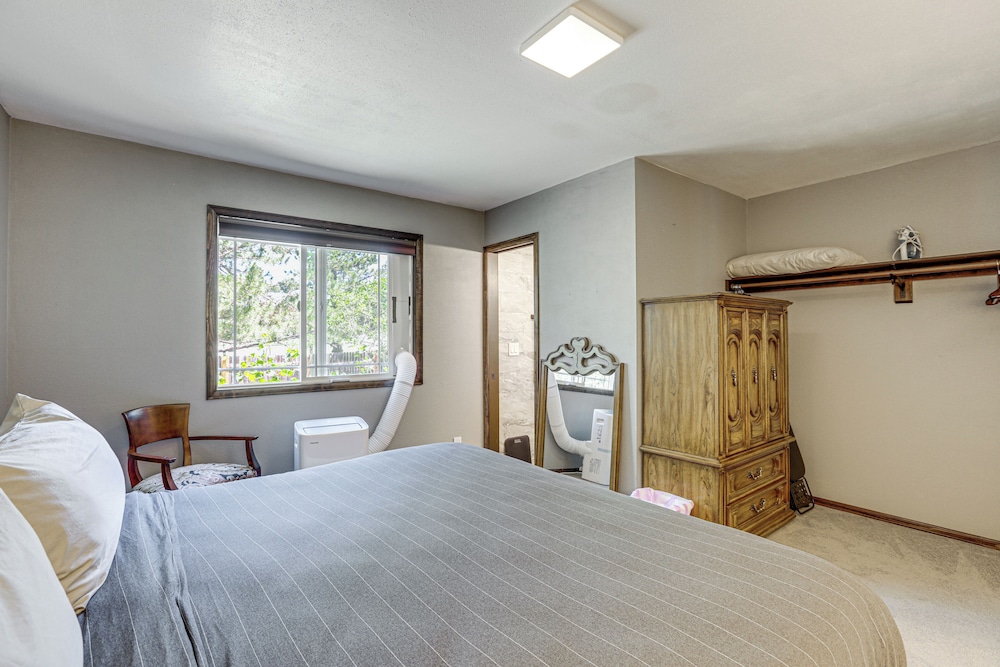 Pet-friendly Retreat w/ Fenced Yard in Aurora