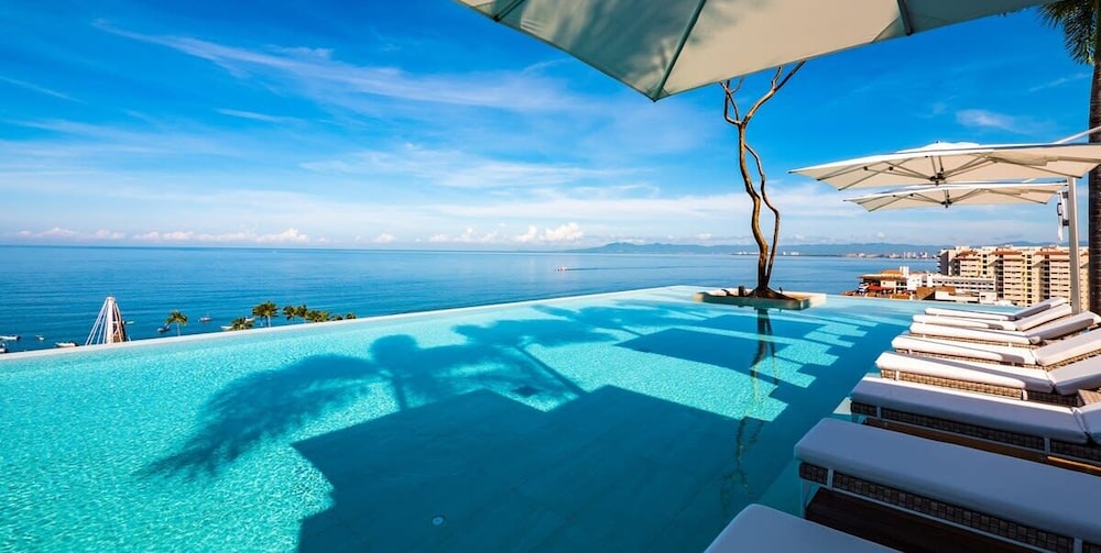 Stylish King-bed Unit - Pool - Ocean View - Gym