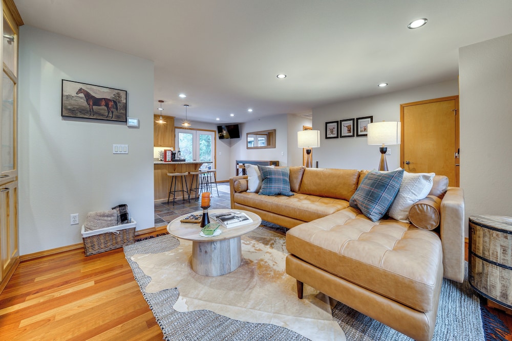 Fire Pit, Chic Deck! Family-friendly Puyallup Home
