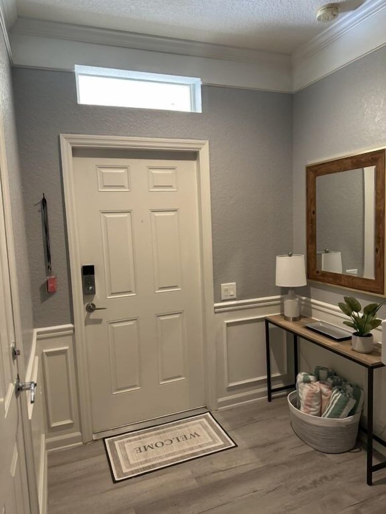 Vista Cay Luxury Serenity. 2 Bedroom Townhouse by RedAwning